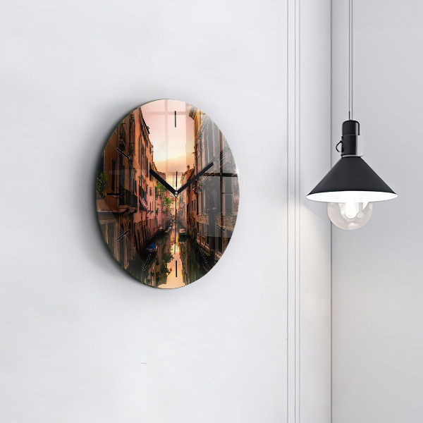 Reloj de cristal redondo Vista sobre el canal en la ciudad