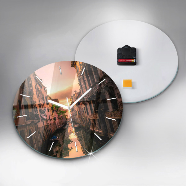 Reloj de cristal redondo Vista sobre el canal en la ciudad