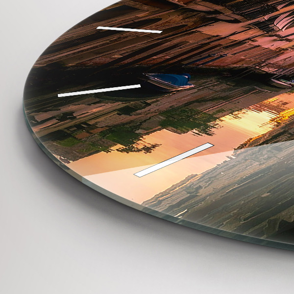 Reloj de cristal redondo Vista sobre el canal en la ciudad