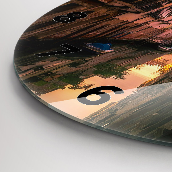 Reloj de cristal redondo Vista sobre el canal en la ciudad